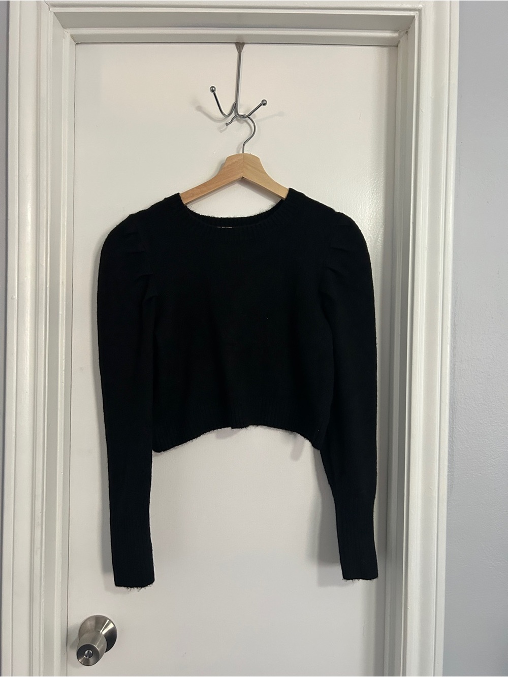 Black Women's Puff-Sleeve Cropped Sweater
